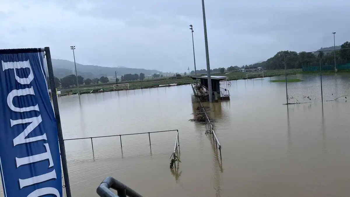 Der Sportplatz in Großklein steht komplett unter Wasser