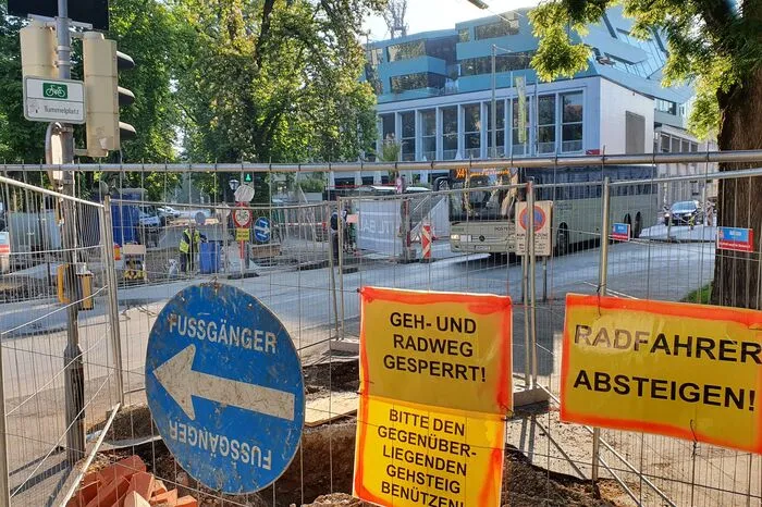 Auf Höhe Thalia sollen Radfahrer ihr Rad schieben.