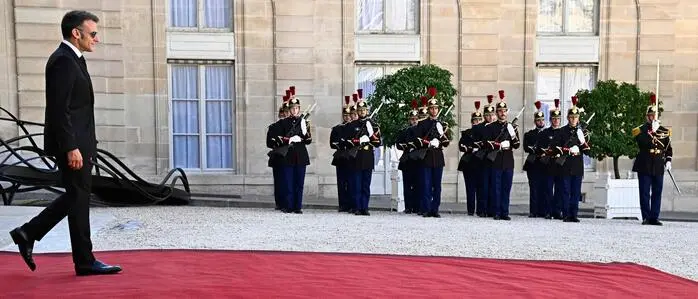 Macron vor dem Präsidentschaftspalast in Paris