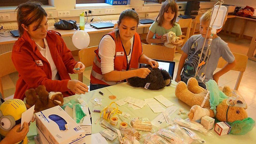 Kinder werden von ihren Ängsten „kuriert“: Teddy & Co sind die Patienten in der Teddybär-Ambulanz