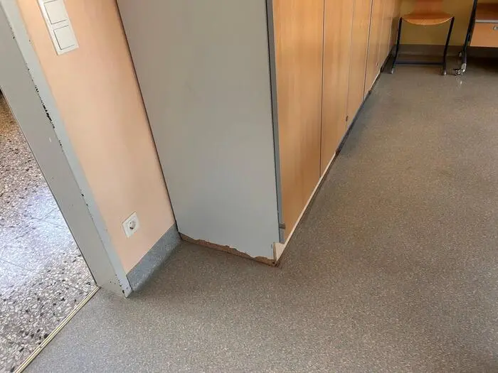 In der Mittelschule waren einige Möbel durch den Wasserschaden aufgequollen