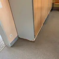 Die Möbel der Schule sind nach dem Wasserschaden an vielen Stellen aufgequollen