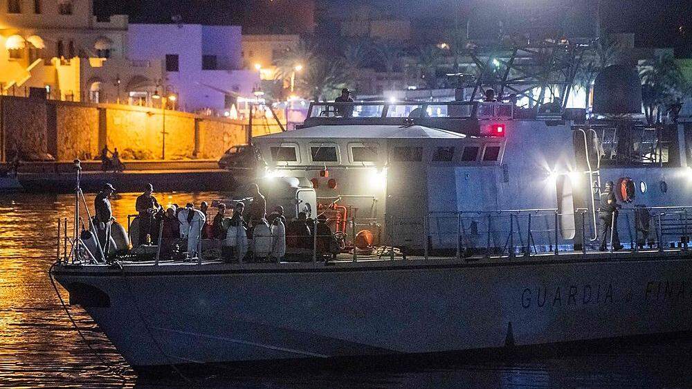 Die von den Hilfsorganisationen SOS Méditerranée und Ärzte ohne Grenzen betriebenen &quot;Ocean Viking&quot; war am Samstag in der Früh von der Seenotleitstelle in Rom die italienische Insel Lampedusa als sicherer Hafen zugewiesen worden