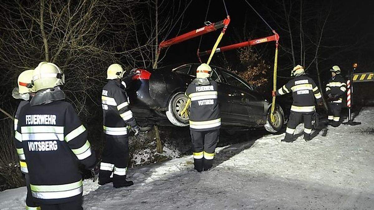 Die FF Voitsberg barg den Unfallwagen