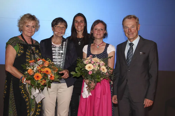 Helga Spitzer (Schneiderprojekt Tansania), Gudrun Habenicht (Kindermalschule), Larissa Tomassetti, Maria Winkler (Eltern-Kind-Zentrum Seepferdchen) und Arnold Riebenbauer