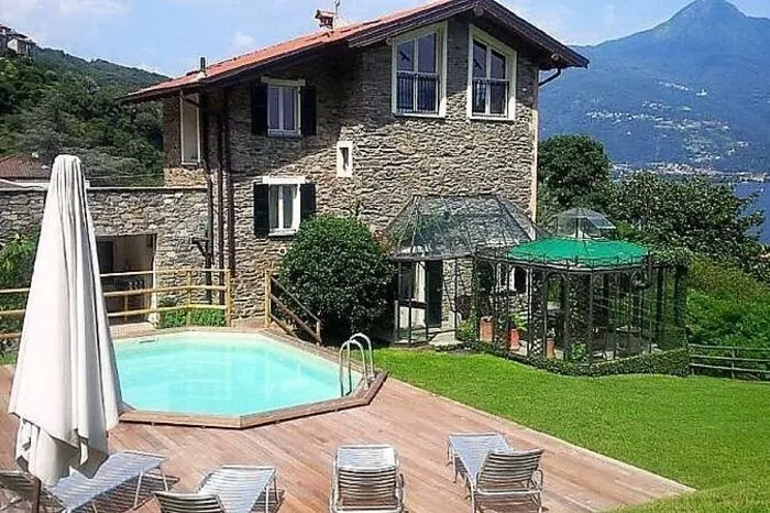 Comer See, Italien: Der Comer See ist die perfekte Hochzeitslocation für Star Wars-Fans. Denn dieser diente als Kulisse für das Seenland auf Naboo, wo Anakin und Padme im Geheimen heirateten. Das Paar aus Star Wars hatte nur zwei Hochzeitsgäste ― R2-D2 und C-3PO. Wer eine große Gesellschaft einladen möchte, für den bietet sich die Villa im Ort San Siro mit Seeblick an. Das freistehende Haus, in dem für bis zu neun Personen Platz ist, liegt 400 Meter Fußweg vom See entfernt.