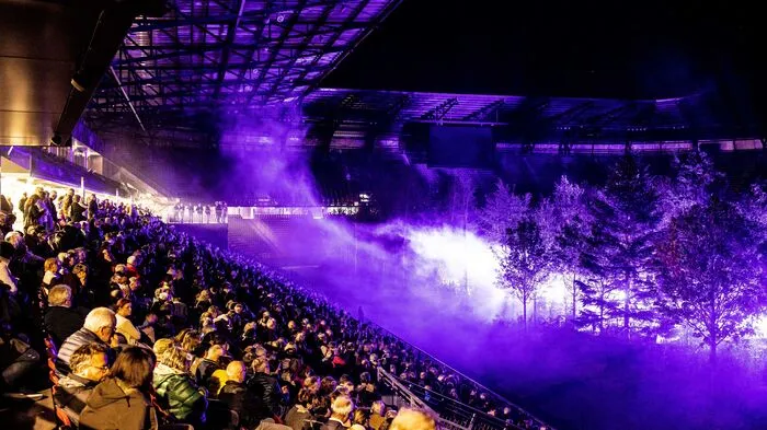Am Dienstag wurde der Wald im Stadtion zum Teutoburger Wald: Das Ensemble des Wiener Burgtheaters verlegte den Auftakt seiner Probearbeiten für Kleists "Hermannsschlacht"  (Premiere in Wien: 28. November) ins Stadion - und konnte sich über großen Andrang freuen.
