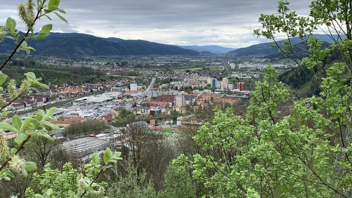 Der Blick von der Burg Oberkapfenberg über Kapfenberg, wo die Wahlbeteiligung am niedrigsten war