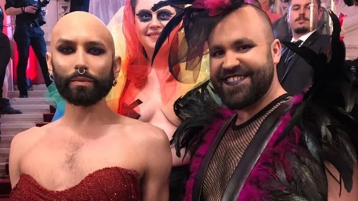 Conchita (l.) im "Oben-ohne"-Look