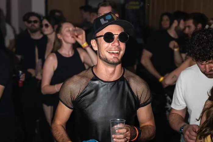 Rund 160 Gäste feierten bei dem ausverkauften Event „Rave Eisen“ den ersten Rave in einer Bank. Auch in der Branche ein einzigartiges Event.