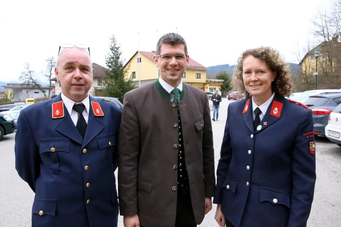Übrigens: Auch "Hausherr" Bürgermeister Martin Gruber (Mitte) – am Foto mit Obfrau Bettina Buchacher und Kapellmeister Wolfgang Furlan – schaute beim Frühlingskonzert in Passering vorbei. 