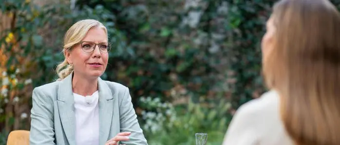 Leonore Gewessler mit Moderatorin Simone Stribl