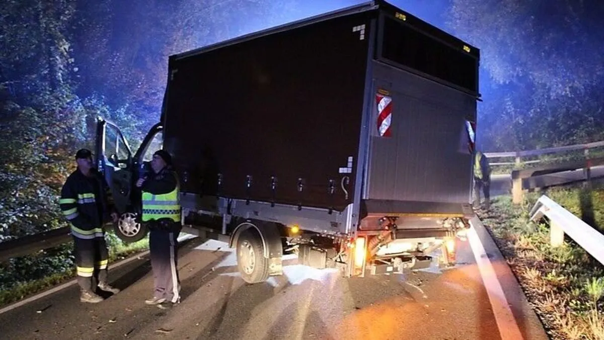 Dem Lkw wurde die Hinterachse teilweise herausgerissen