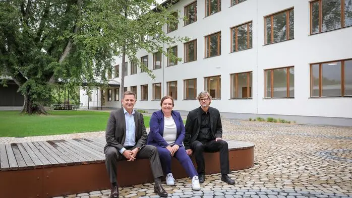Bürgermeister Kurt Wallner, Schulleiterin Susanne Winterer und Stadtbaudirektor Heimo Berghold im Innenhof des Bildungszentrums Fröbelgasse