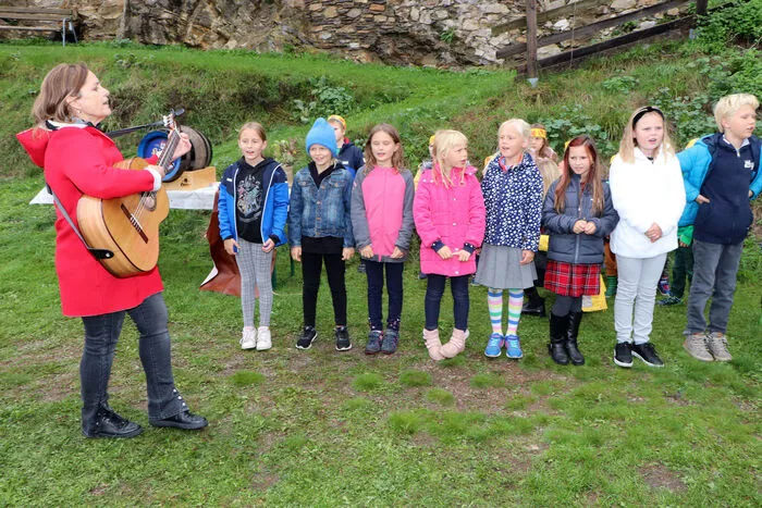 Die Eröffnung umrahmte der Kindergarten Glanegg mit Anna Scheiber und die Volksschule Glanegg mit Stefanie Messner (am Foto). Sowie die „Villach Blas“ unter Kapellmeister und Obmann Veit Gwenger.