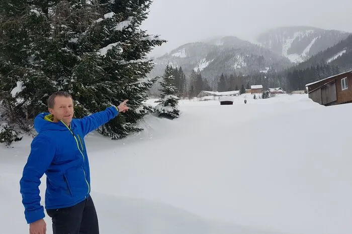 Markus Ernst zeigt die gefährlichste Stelle: Eine Lawine bedroht die Weingruber-Siedlung, die Bewohner wurden am Samstag evakuiert.