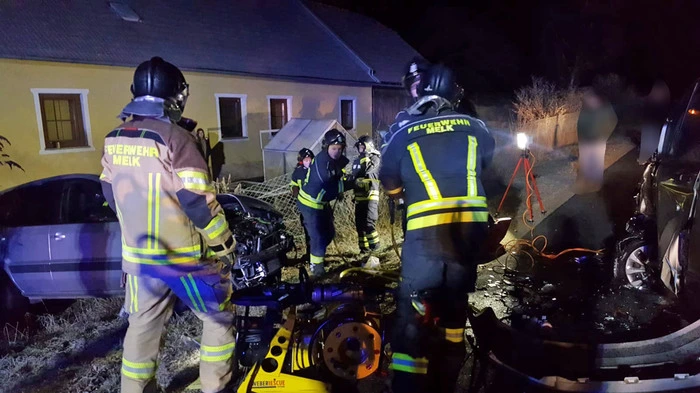 Bei dem Unfall wurde eine Person eingeklemmt.