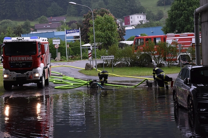 Die Feuerwehren Langenwang, Mitterdorf, Wartberg, Stadtfeuerwehr Kindberg, Kinderberg Dörfl, Betriebsfeuerwehr Kindberg, Edelsdorf, Hadersdorf und Mürzhofen standen mit 24 Fahrzeugen und 120 Mann im Einsatz. 