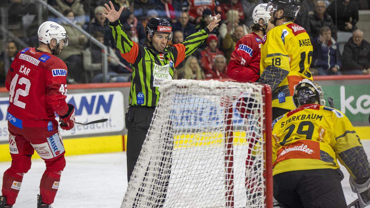 Der Referee hatte im Duell zwischen dem KAC und Wien ungewollt seine Finger im Spiel