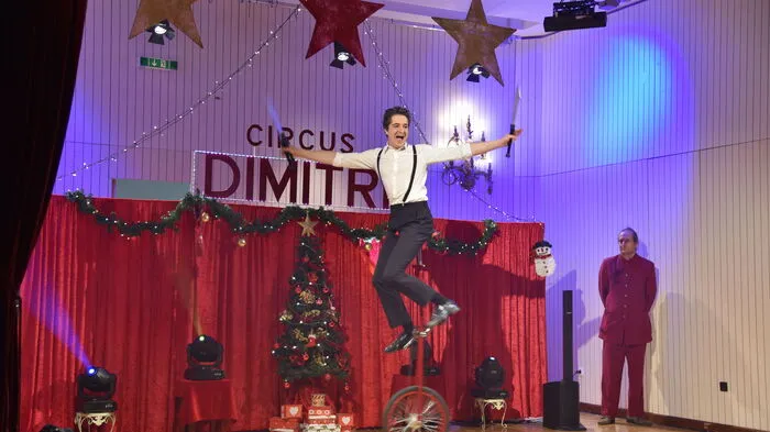 Mit einem akrobatischen Weihnachtsprogramm startete der Maria Saaler Circus Dimitri am Sonntag um 11 Uhr im Klagenfurter Konzerthaus seinen Weihnachtszirkus mit weiteren Shows um 14 und 16 Uhr. Einer der Darsteller zwängte sich in ein rund 80 Liter fassendes kleines Aquarium, ein anderer radelte auf einem 4 Meter hohen Einrad. Der Eintritt ist eine freiwillige Spende.