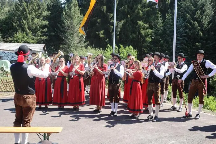Die örtliche Trachtenkapelle mit Obmann Christoph Baumgartner und Kapellmeister Florian Poms erhielt im Gebäude einen neu gestalteten Multifunktionsraum, der künftig allen Schieflinger Vereinen für Sitzungen und Veranstaltungen zur Verfügung stehen soll.