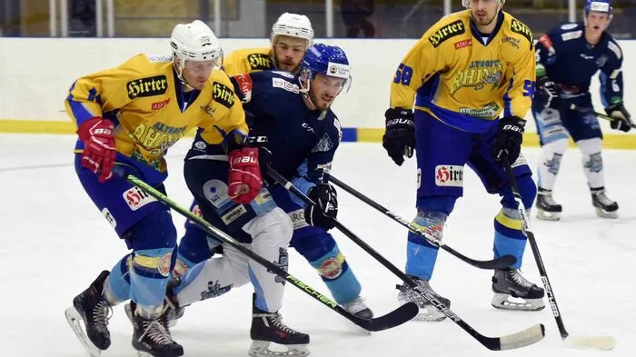 Althofen (gelbe Dressen) führte im EHC-Derbyschlager nach 29 Minuten schon mit 3:0. Steindorf holte auf, glich in der 48. Minute durch Markus Pöck aus