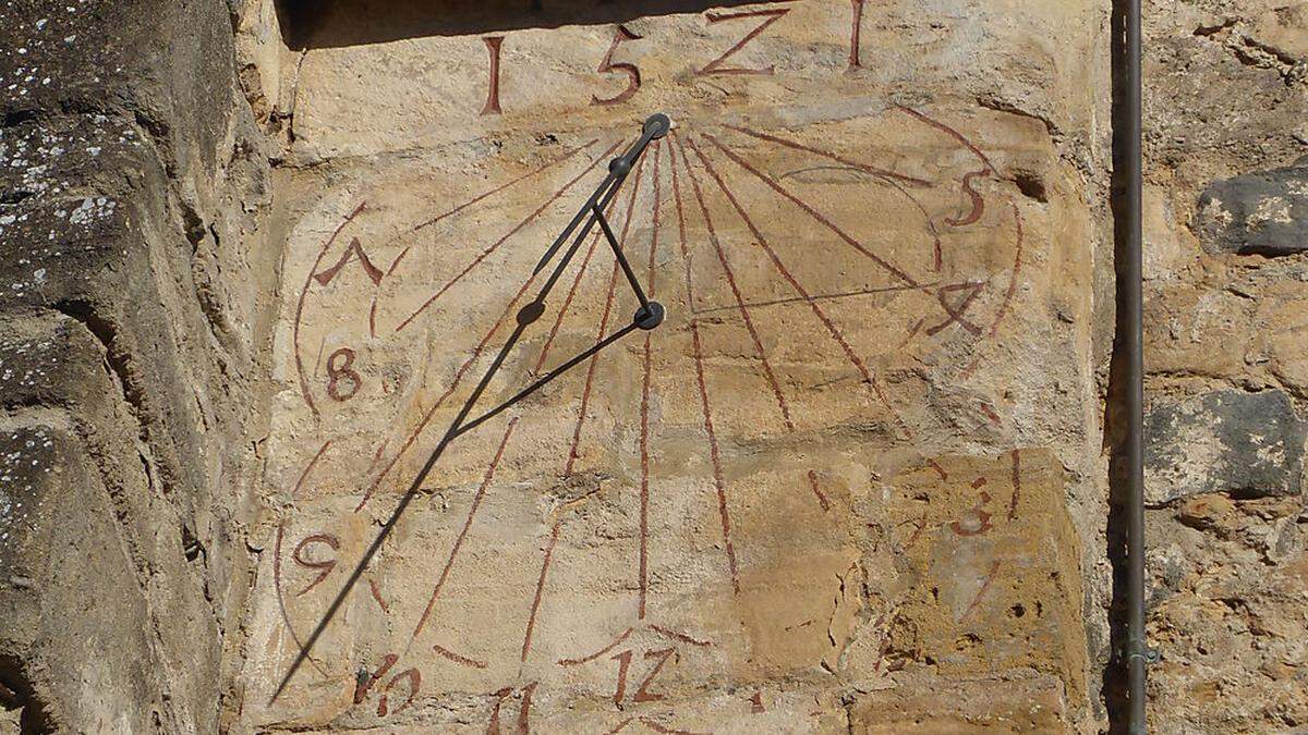 Diese 500 Jahre alte Sonnenuhr steht im Mittelpunkt der Ausstellung