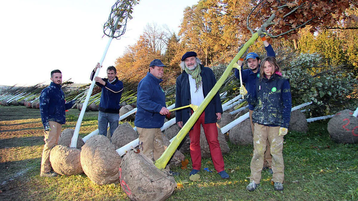 Stadtrat Frey (Mitte) mit fünf seiner Stadtgartenmitarbeiter