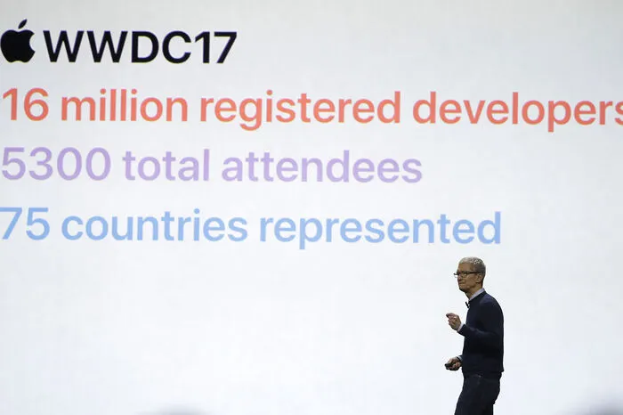 Apple-Chef Tim Cook: Es gibt 16 Millionen registrierte Entwickler, drei Millionen kamen allein 2016 hinzu. 5300 davon sind bei der Entwicklerkonferenz selbst dabei.