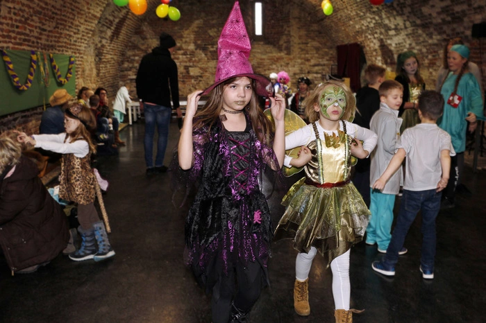 ...lud zum lustigen Kinderfasching in den Burgauer Schlosskeller.