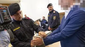 Der Hauptangeklagte wurde aus der Untersuchungshaft in den Gerichtssaal gebracht