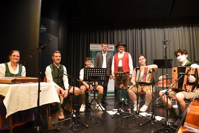 Musikschuldirektor Franz Fuchs freute sich, viele Zuhörer begrüßen zu dürfen.