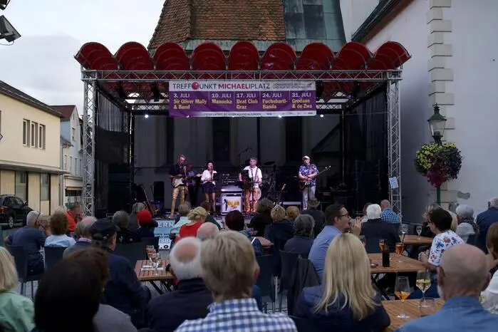 Am vergangenen Donnerstagabend gastierte die Band Beat Club Graz und bot Musik aus mehr als sechs Jahrzehnten: von ABBA über AC/DC über Falco bis STS war alles dabei, das Fans von Disco- und Rock-Klassikern begeistert.