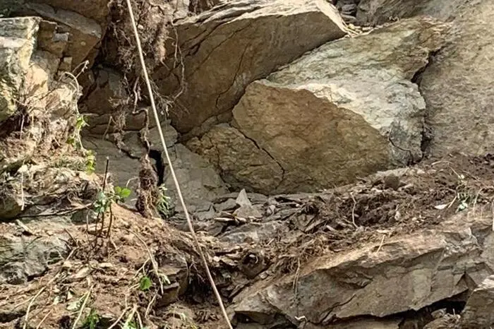 Rund 15 Kubikmeter Felsmaterial hatten sich Sonntagvormittag zwischen Dellach und Pesenthein aus steil zur Straße abfallendem Gelände gelöst.