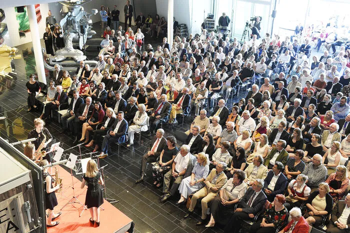 Für den kulinarischen Gruß aus Kärnten sorgte Mittelkärnten, der Treibacher Gastronom Gottfried Bachler und Schülerinnen der Agrar-Hak. Landeshauptmann Peter Kaiser konnte zahlreiche prominente Gäste aus der Wirtschaft, Diplomatie, Politik und Kultur begrüßen. Zweisprachig durch den Abend führte die ORF-Redakteurin Katja Gasser, eine Kärntnerin in Wien. Der Abend war als Netzwerktreffen gedacht. Dementsprechend wurde nach der Theater-Premiere gefeiert.