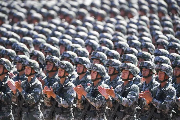 Staatsmedien sprachen von 12.000 Soldaten, rund 500 gepanzerten Fahrzeugen und zahlreichen Militärflugzeugen, die sich an der gewaltigen Parade, die im Vorfeld geheim gehalten wurde, beteiligten.