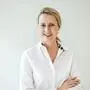 Eine Frau hält ihre Arme verschränkt und lächelt. | Eva Hoffmann geht in ihre zweite Periode als Wirtschaftskammer-Bezirksobfrau