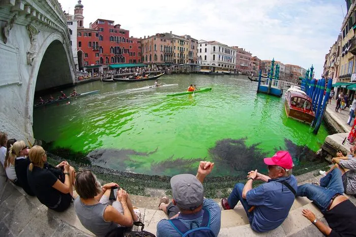 Das Wasser in der Nähe der Rialto-Brücke leuchtete plötzlich grün.