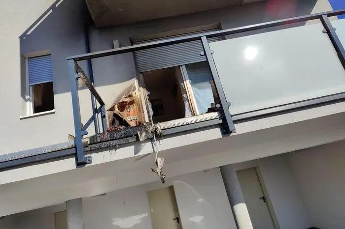Die Terrasse eines Mehrparteienhauses hatte Feuer gefangen.