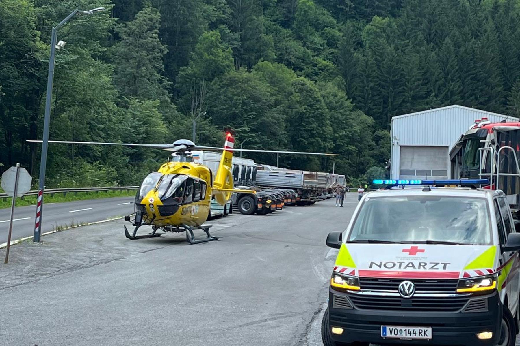 Judenburgerstraße: Unfall zwischen Motorrad und Pkw: Motorradfahrer schwer verletzt