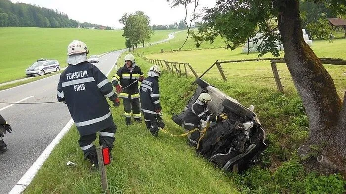 Die FF Piber barg den Pkw aus dem Straßengraben