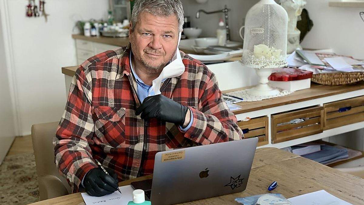 Landtagsabgeordneter Gerhard Köfer verschickte von zuhause aus 2000 Schutzmasken an Interessierte.