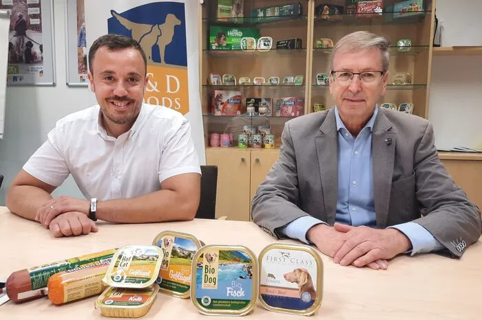 Praktikanten-Betreuer Nicholas Blake und Geschäftsführer Heinz Schabreiter.