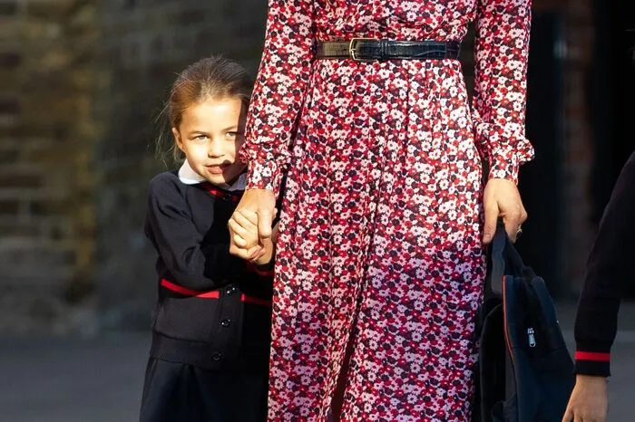 Die Schule Thomas's Battersea legt großen Wert auf ein freundliches Miteinander. Die christliche Einrichtung ist offen für Kinder aller Glaubensrichtungen. Umgerechnet etwa 20.000 Euro müssen William und Kate für ein Schuljahr von Charlotte bezahlen, wie britische Medien berichteten.
