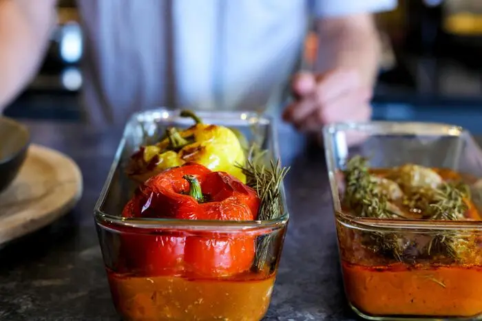 Tipp vom Sternekoch: Für all jene die keine Paprika mögen, einfach in einem weiteren Bräter die Fülle als Fleischbällchen garen.