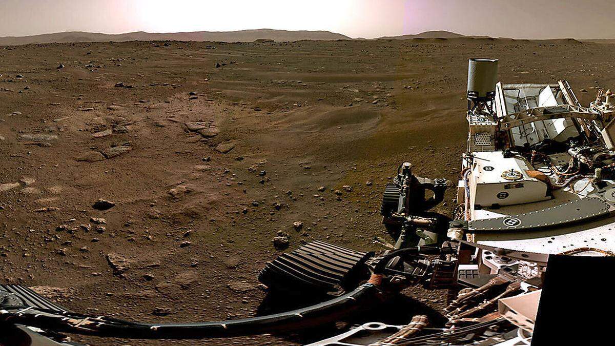 Die Aussicht, die &quot;Perseverance&quot; bis auf Weiteres hat: Marswüste mit dem Rand des Jezero-Kraters im Hintergrund