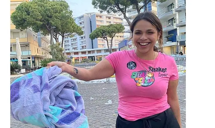 Kellnerin Clarissa entsorgt am Sonntagmorgen die Reste der vergangenen Nacht