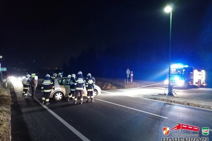 Die Feuerwehr Hohenkogl war mit 19 Kameradinnen und Kameraden im Einsatz; ebenso vor Ort waren Polizei und Abschleppdienst.