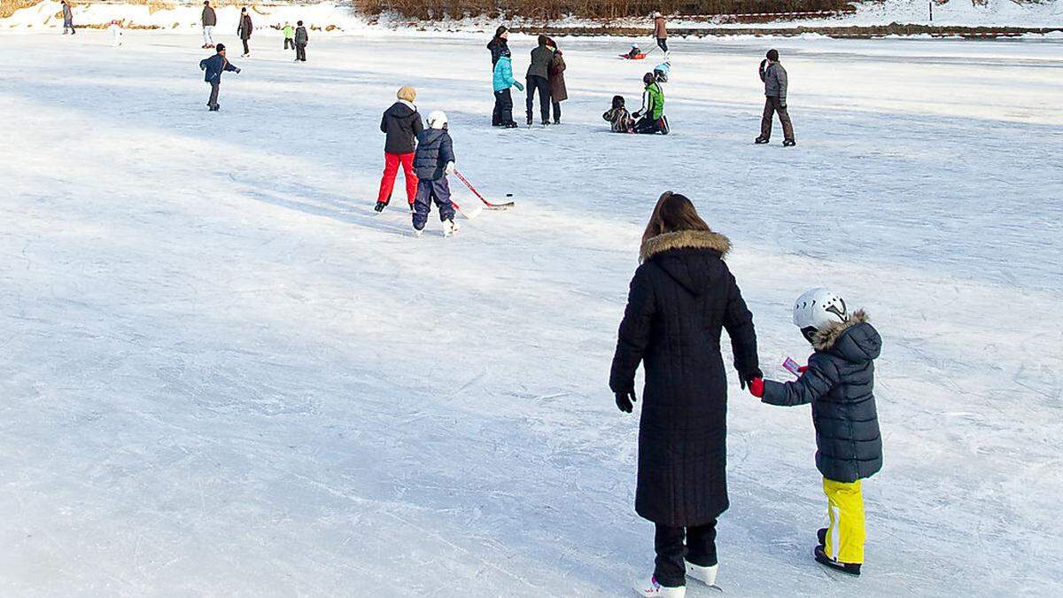 Seit Dienstag wieder möglich: Eislaufen am Grazer Hilmteich