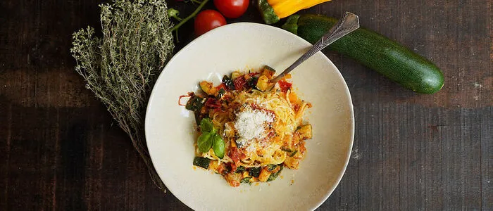 Die feineren Spaghettini verbinden sich besonders gut mit der Sauce